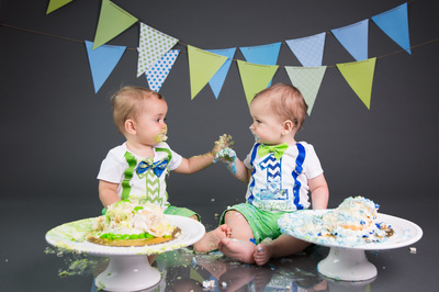 Cake smash, twins, blue and green, holding hands